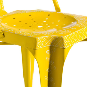 Chaise bistrot en métal jaune décotation blanche, Déco