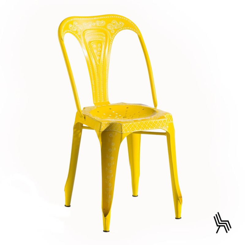 Chaise bistrot en métal jaune décotation blanche, Déco