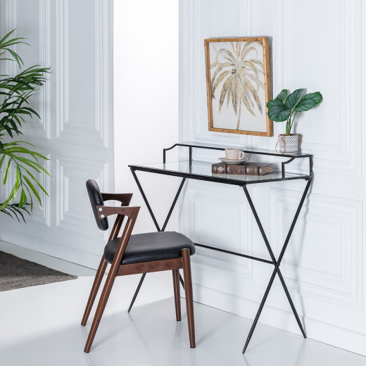 Bureau avec une étagère en métal noir et verre